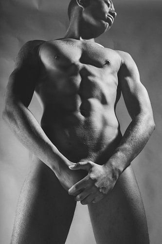 Hele mooie naakte donkere man. Foto in zwart wit