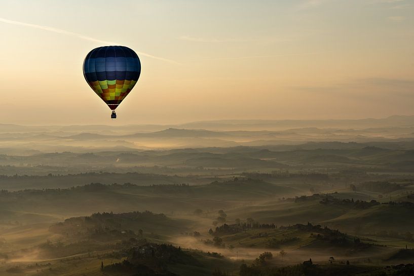 Ballonfahrt Toskana bei Sonnenaufgang von Laurina van Dam