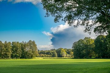 Rivierlandschap van de Vecht met een opstekende storm