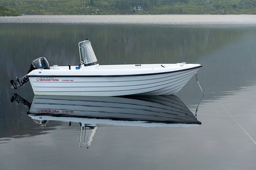 Spiegelglad water met open motorboot van Henk Alblas