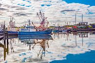 vissersboten in de spiegeling van het water bij lauwersoog van anne droogsma thumbnail