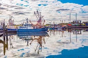 vissersboten in de spiegeling van het water bij lauwersoog van anne droogsma