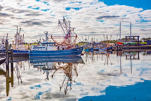 les bateaux de pêche dans le reflet de l'eau à Laurel Eye