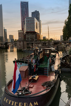 Historisch schip met Nederlandse vlag in Oude Haven Rotterdam