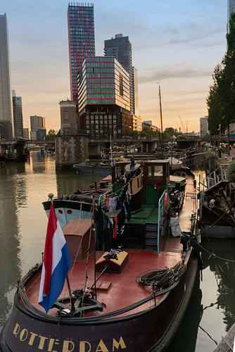 Historisch schip met Nederlandse vlag in Oude Haven Rotterdam