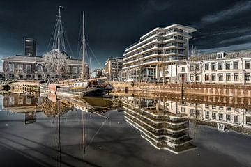 Zicht op Leeuwarden met t zogeheten Cruiseschip en voormalige bibliotheek