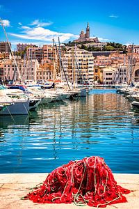 Basilika notre dame de la garde und fischernetze im alten Hafen von Marseille in Südfrankreich