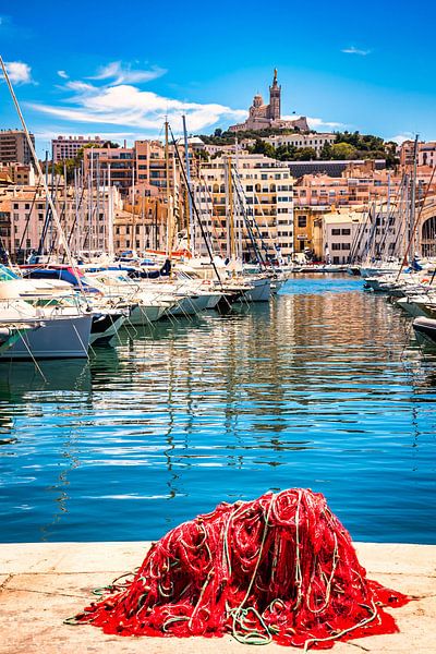 Basilika notre dame de la garde und fischernetze im alten Hafen von Marseille in Südfrankreich von Dieter Walther