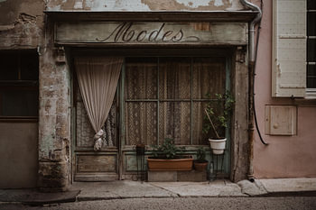Scène de rue française : une maison ancienne en Provence