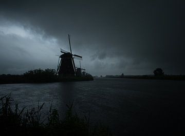 Mills Kinderdijk sous une énorme averse de pluie sur Mylène Amoureus