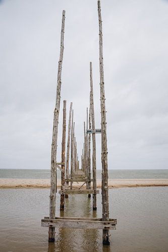 La vieille jetée en bois du Friendship, le ferry de Texel à Vlieland | Photographie de plage et de m