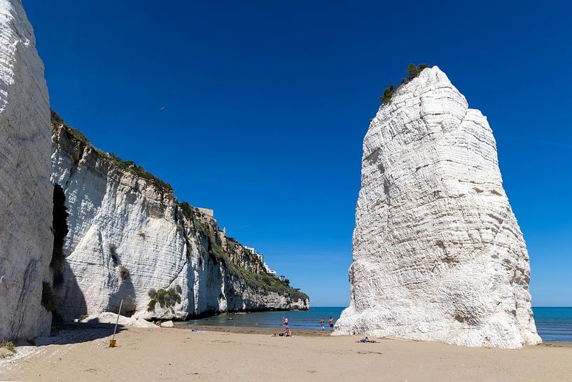 Monolite Pizzomunno at Vieste by Jolanda van Eek en Ron de Jong