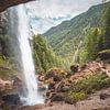 Peričnik waterval | achter de waterval in Slovenië van Laura Dijkslag
