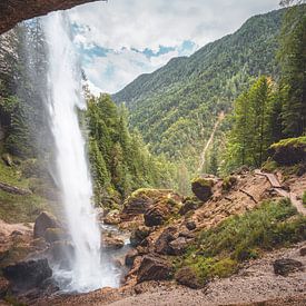 Peričnik-Wasserfall | hinter dem Wasserfall in Slowenien von Laura Dijkslag
