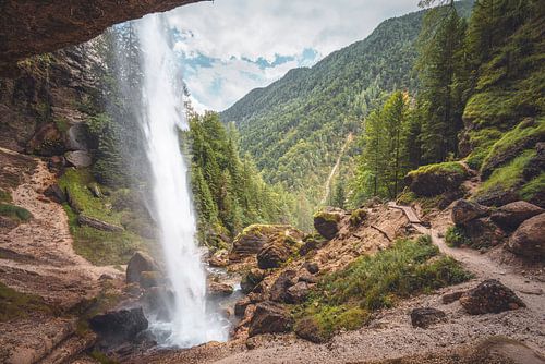 Peričnik waterval | achter de waterval in Slovenië