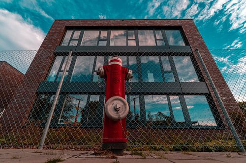 De rode brandkraan in de zee van wolken