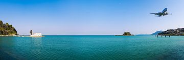 Landing aircraft over the Mediterranean by Raphotography