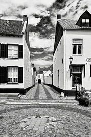 Thorn en noir et blanc : une photographie de rue intemporelle de la « Petite Ville Blanche » sur eric van der eijkj