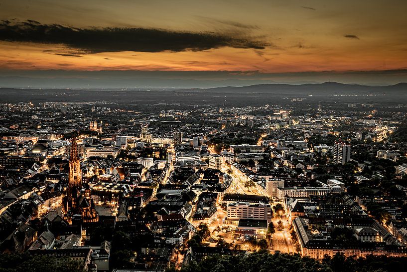 Stadsgezicht in nacht van Freiburg im Breisgau van Jan Hermsen