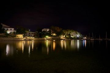 Krk in Kroatië aan de Adriatische Zee bij nacht van Heiko Kueverling