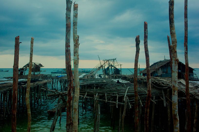 Ruhe vor dem Sturm in einem Fischerdorf in Indonesien von André van Bel