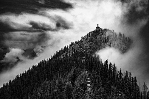 Le sommet d'une montagne dans le brouillard