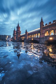 Berlin Oberbaumbrücke im Winter mit eisiger Spree