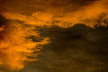 Orange clouds van Niek Traas