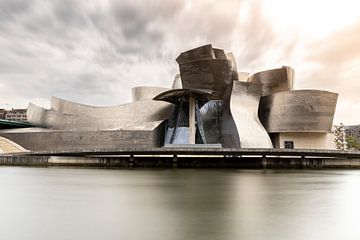 Een glimps van het Guggenheim Museum in Bilbao van Anouk Sassen
