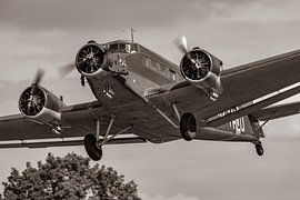 Les temps anciens revivent lors du spectacle aérien de La Ferte Alais. Tatie Ju (Junkers 52) vient d sur Jaap van den Berg