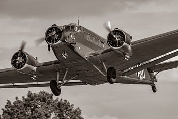 Bei der Flugshow von La Ferte Alais leben alte Zeiten wieder auf. Tante Ju (Junkers 52) ist soeben z