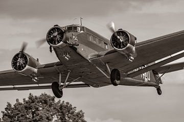 Les temps anciens revivent lors du spectacle aérien de La Ferte Alais. Tatie Ju (Junkers 52) vient d sur Jaap van den Berg