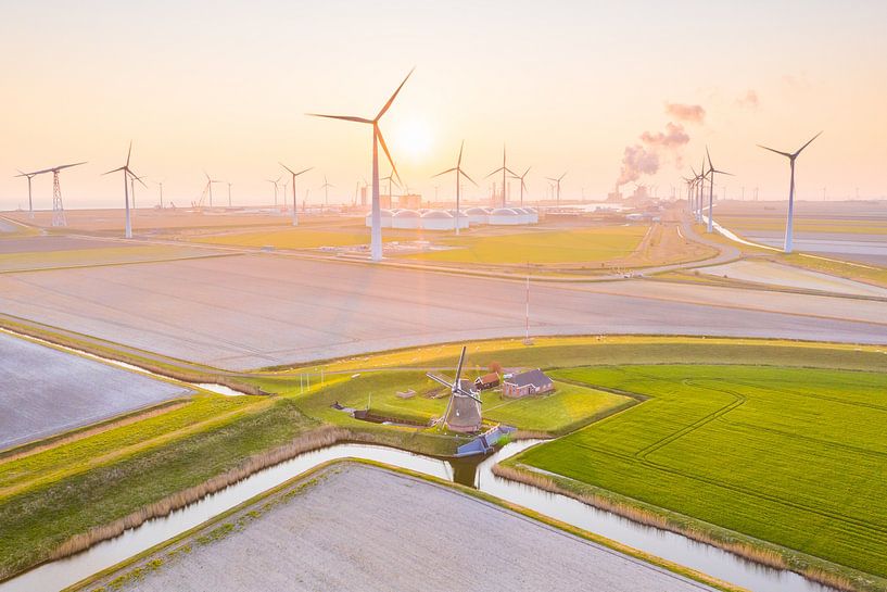 Poldermolen Goliath bij Zonsopkomst van Droninger