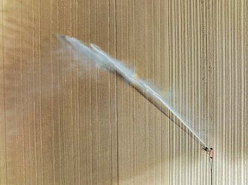 Waterkanon sproeit water op een akker tijdens droogte van Sjoerd van der Wal Fotografie