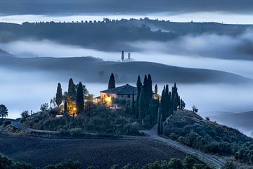 Landschaft mit Nebel und kleiner Farm in der Toskana