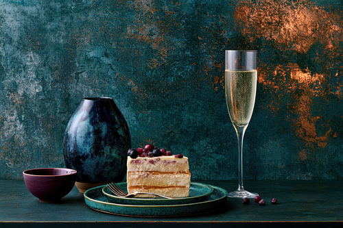 Torte und Champagner – Elegantes Stillleben in Petrol