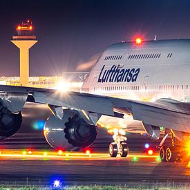 Lufthansa Boeing 747-8 wachtend op vliegveld Frankfurt van Rutger Smulders