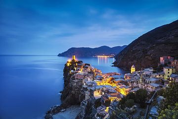 Blaue Stunde über dem Dorf Vernazza. Cinque Terre