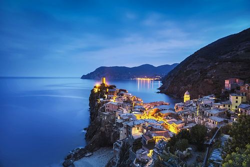 Heure bleue sur le village de Vernazza. Cinque Terre