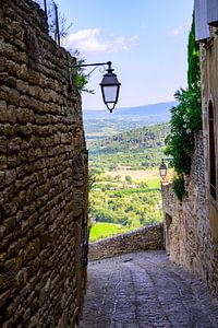 Das Dorf Gordes mit Blick auf die Straße in der Provence