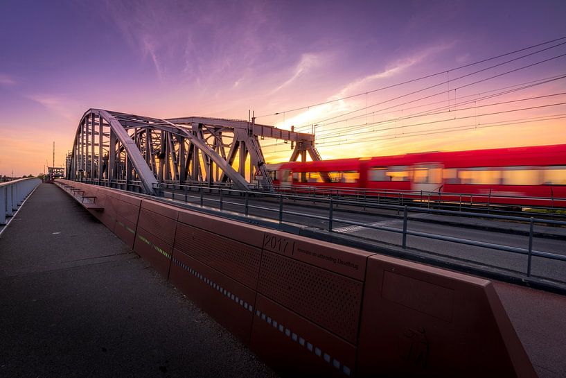 Die alte IJssel-Brücke in Zutphen bei Nacht von Bart Ros