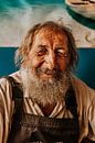 Griekse visser in oud café in Griekenland van Sanne Vermeulen thumbnail