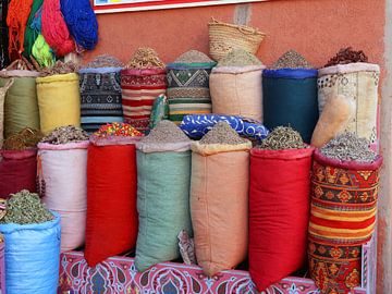 Kruiden te koop op markt Marokko van Chico Bos