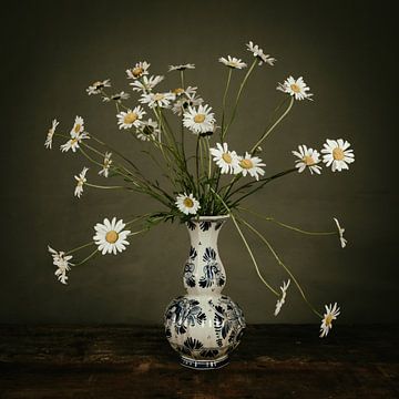 Wilde bloemen op vaas van WPF