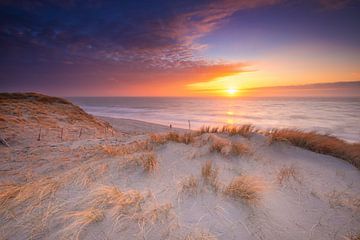 Dromerige zonsondergang. van Justin Sinner Pictures ( Fotograaf op Texel)