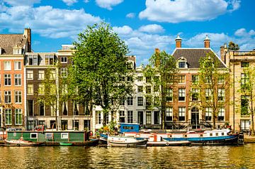 Hausfassaden Boote und Hausboote an Gracht in Amsterdam Innenstadt in Niederlande