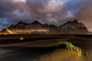 Prachtig licht op een berglandschap in IJsland van Sander Grefte