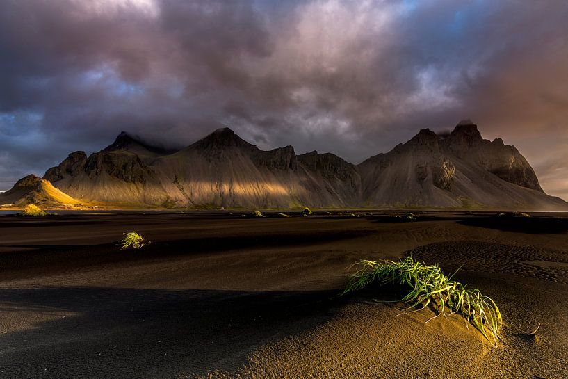 Wunderschönes Licht auf einer Berglandschaft in Island von Sander Grefte