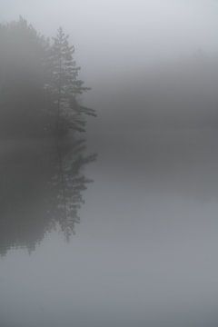 Fine art landscape of a lake in the mist by John van de Gazelle fotografie