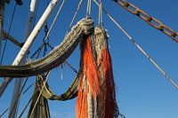 Detail van hangend net op een vissersboot